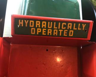 HYDRAULICALLY OPERATED TRUNK