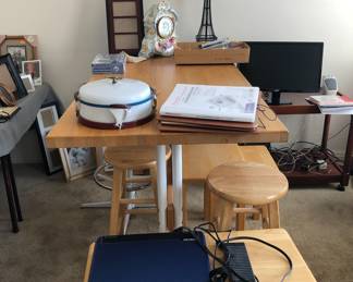 TABLE WITH STOOLS AND SIDE END TABLES
