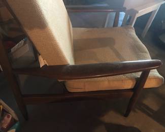 SIDE DETAIL OF CHAIR BY BARMEIER