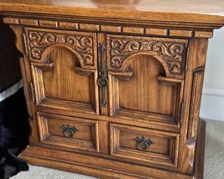 (2) matching Nightstands 