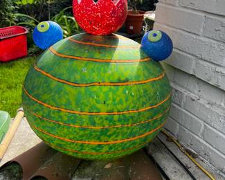 Unlighted Borowski sculpture