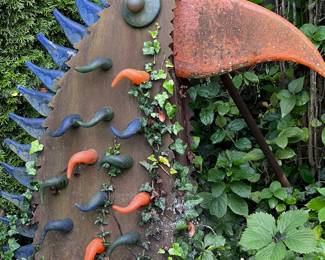 Unlighted Borowski sculpture