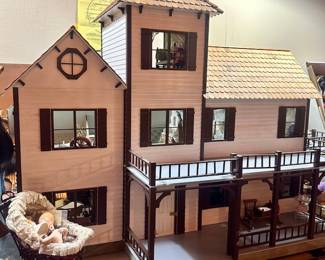 Large Dollhouse Fully Furnished 