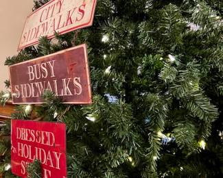 9’ Pre-Lit Tree w/box