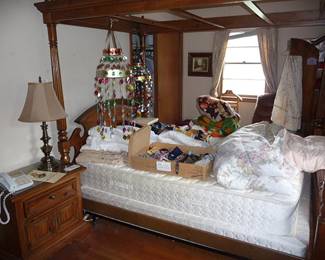 4 Poster Bed & Linens