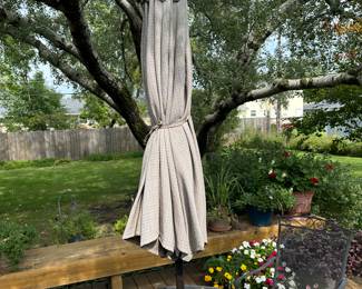 Outdoor table umbrella