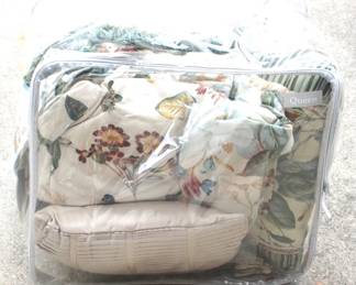 127 - Queen Size Comforter w/ Pillow in Bag

