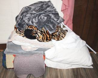 374 - Lot of Assorted Linens
