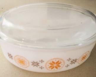 430 - Vintage Pyrex Dish w/ Lid - 11" x 7"
