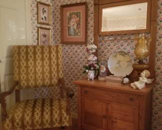 Very nice oak wash stand and attached mirror. 
