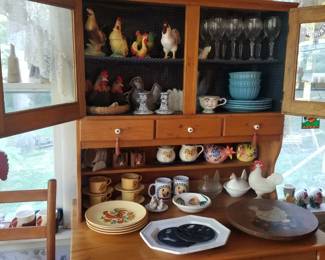 Super clean and in great condition bakers cabinet. 