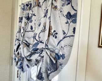 Roman tie window curtain