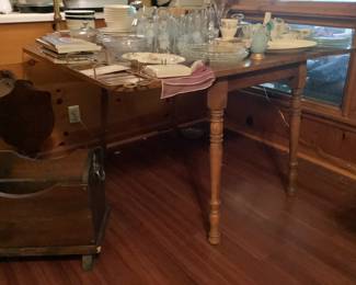 Drop leaf table