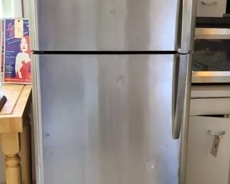 Frigidaire Refrigerator, Model FRTD2021ASO, Powers On