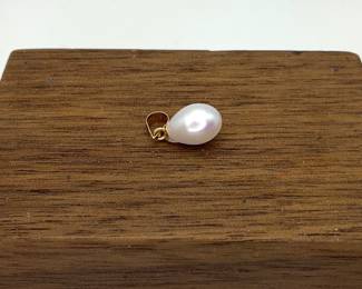 14K Gold Freshwater Pearl Pendant