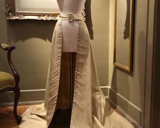 Right out of the 1960's wrap around belted linen/silk skirt perfect over black ankle slacks, so Laura Petrie dinner at home/party look! Finished seams.