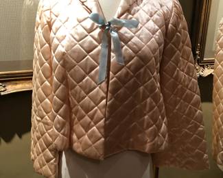 Quilted 1950's beautiful pink satin bed jacket, size S/M. Luscious