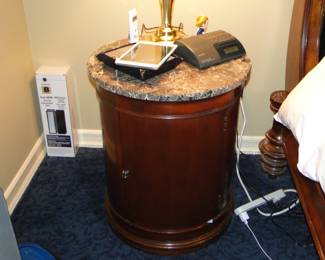 Marble top round end table 2 of these 21x25 $80 each