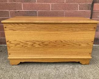 Lot 024  
Amish SUGARCREEK - “DUTCH VALLEY” Oak Chest