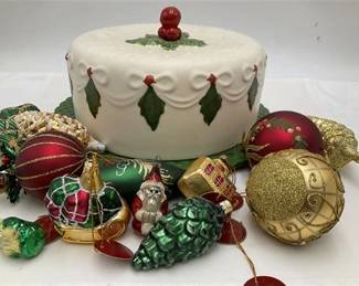 Lot 046  
Holiday Ivy Cake Dome with Assorted Ornaments