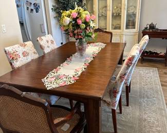 Large dining table, 6 chairs & 1 leaf