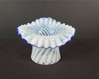 Lot 137   13 Bid(s)
Fenton Optic Swirl Blue Crested Opalescent Ruffled Hat / Vase