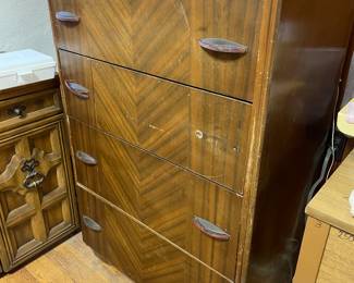 Early 1900s chest of drawers