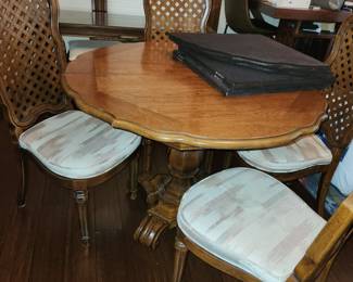 Country French dining table with 2 leaves and 6 chairs