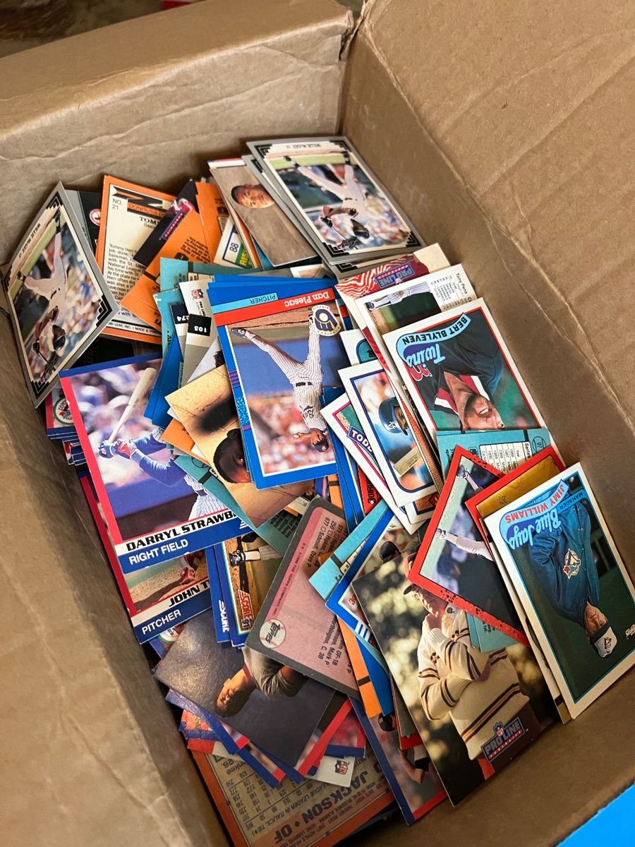 TONS OF BASEBALL CARDS!