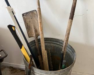 SEVERAL GARDEN TOOLS