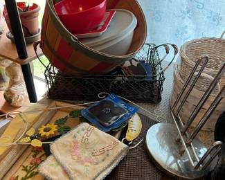 LOTS OF VINTAGE KITCHEN STUFF