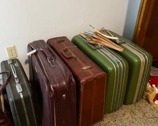 GREAT VINTAGE SUIT CASES FOR PROJECTS