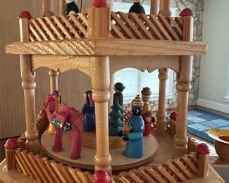 G66 - $30 spinning holiday decor