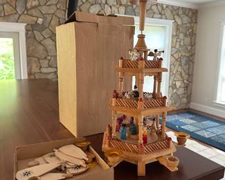 G66 - $30 spinning holiday decor