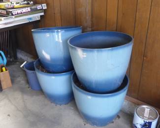 garage / flower pots 