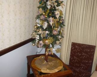 decorated tree / Thomas Kincade