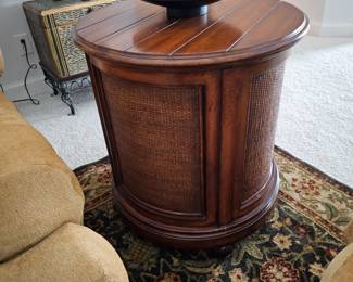 Round rattan and wood end table