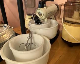 Sunbeam mixer - pyrex mixing bowls