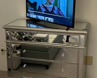 Beautiful bedroom mirrored dresser