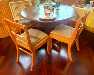 Very nice kitchen dinette drop leaf table and 4 chairs.