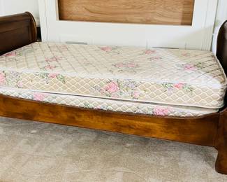 $365 Ethan Allen Maison Chloe sleigh bed twin size maple
