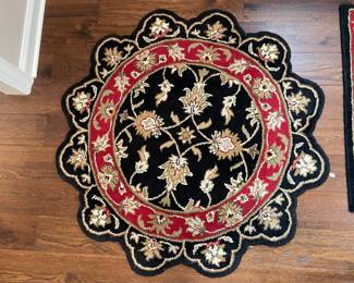 $70 Black & red scalloped round rug 4' 100% wool
