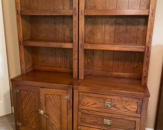 $200 Young Hinkle Wood bookcase with cabinet 75x30x18
$200 Young Hinkle  Wood bookcase with 3 drawers 75x30x18