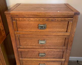 $275 Young Hinkle oak tall chest 5 drawers 30x18x48
Buy ALL 5 pieces for $995
Young Hinkle solid knotty pine rustic Americana

