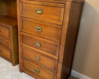 $275 Young Hinkle oak tall chest 5 drawers 30x18x48
Buy ALL 5 pieces for $995
Young Hinkle solid knotty pine rustic Americana

