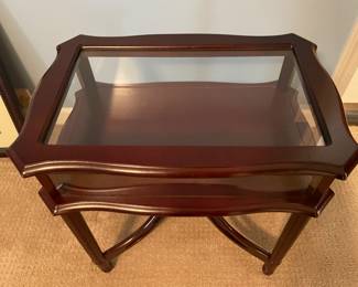 $50 Curio table / vitrine 24x26x16
