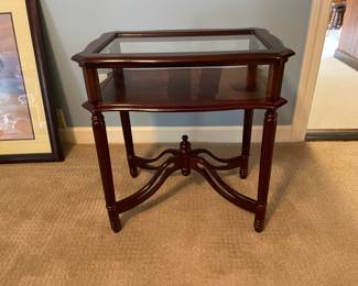 $50 Curio table / vitrine 24x26x16