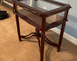 $50 Curio table / vitrine 24x26x16