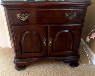 $140 Ethan Allen side cabinet 27Lx26Hx16W
