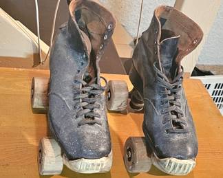 1 of 2 Pictures - Men's Vintage Roller Skate (wooden wheels)